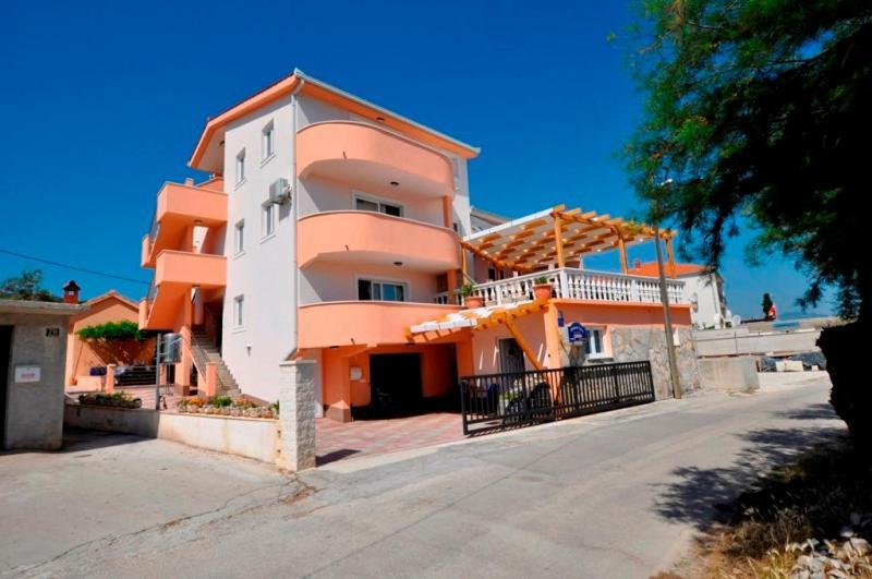 Apartamento Marinovi dvori Slatine Exterior foto
