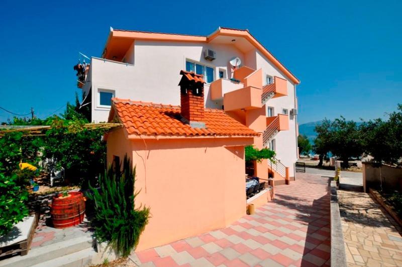 Apartamento Marinovi dvori Slatine Exterior foto