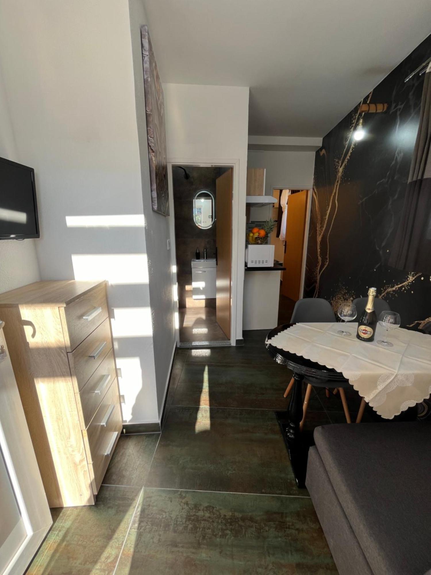 Apartamento Marinovi dvori Slatine Exterior foto