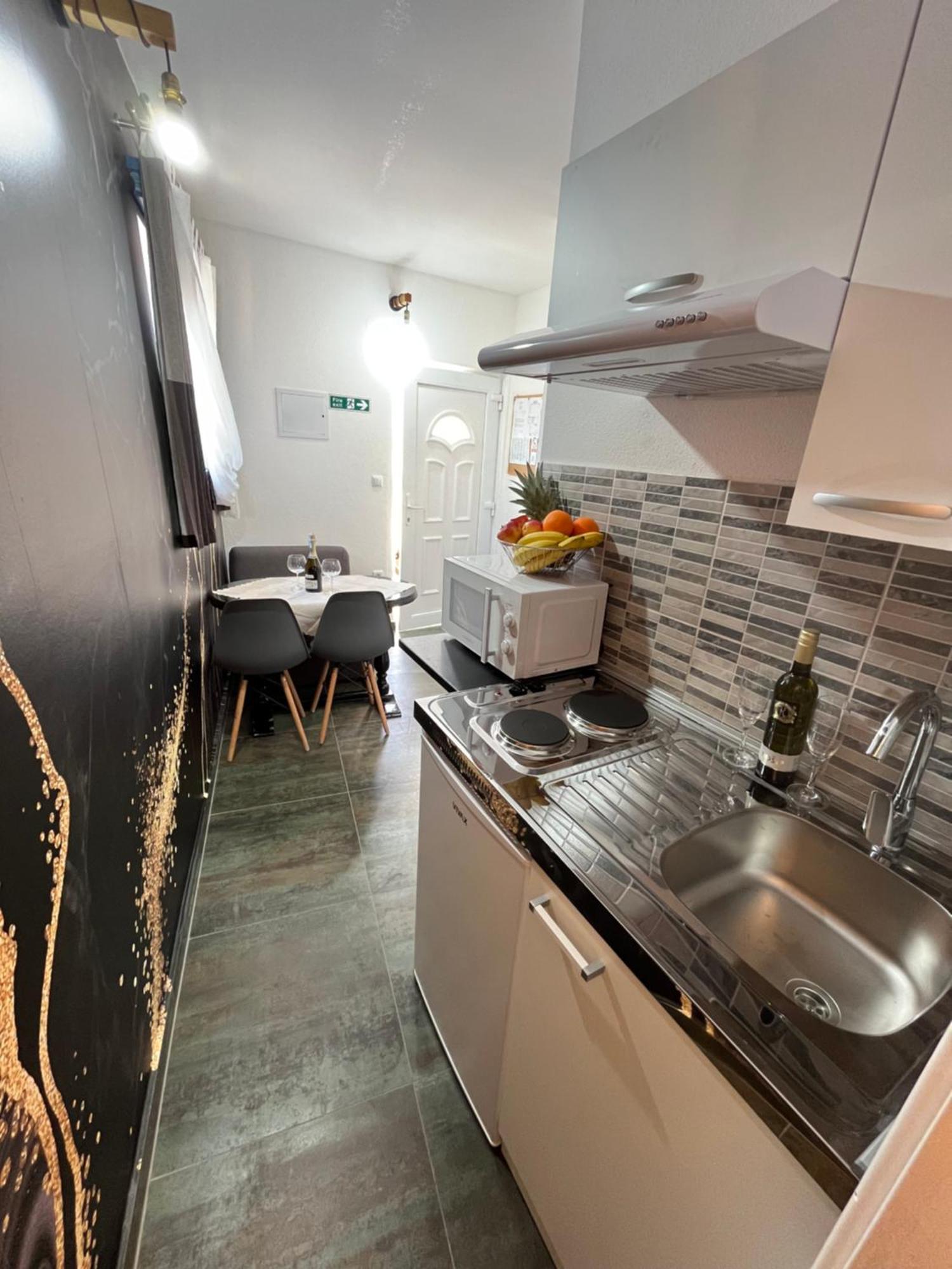 Apartamento Marinovi dvori Slatine Exterior foto